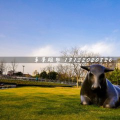 臥牛銅雕，草地銅牛雕塑