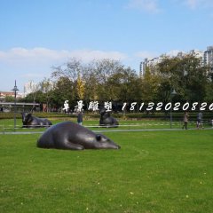 臥著的牛銅雕，公園群牛雕塑
