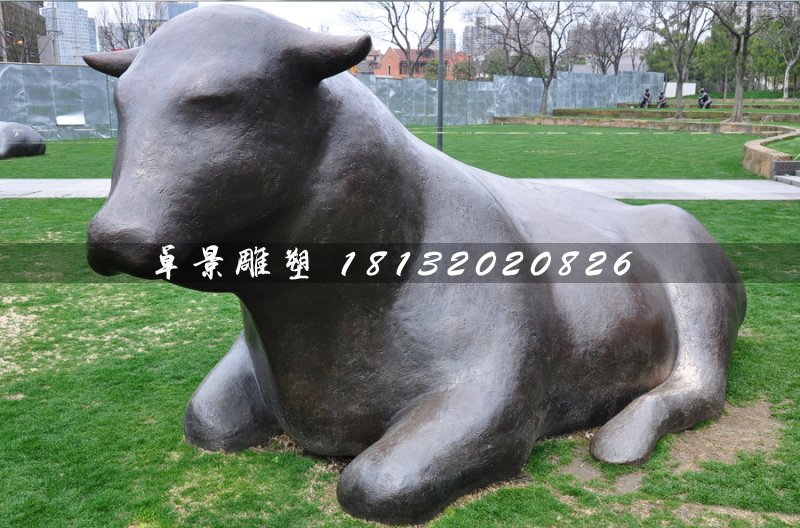 臥著的牛銅雕，公園抽象動(dòng)物雕塑
